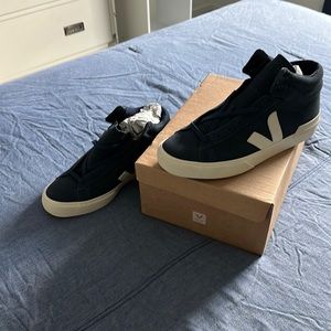 Men’s 10.5 brand new navy VEJA Minotaur Suede high top sneakers